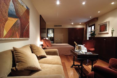 Hotel Palacio Ca Sa Galesa Mallorca junior suite bed sofa champagne traditional décor