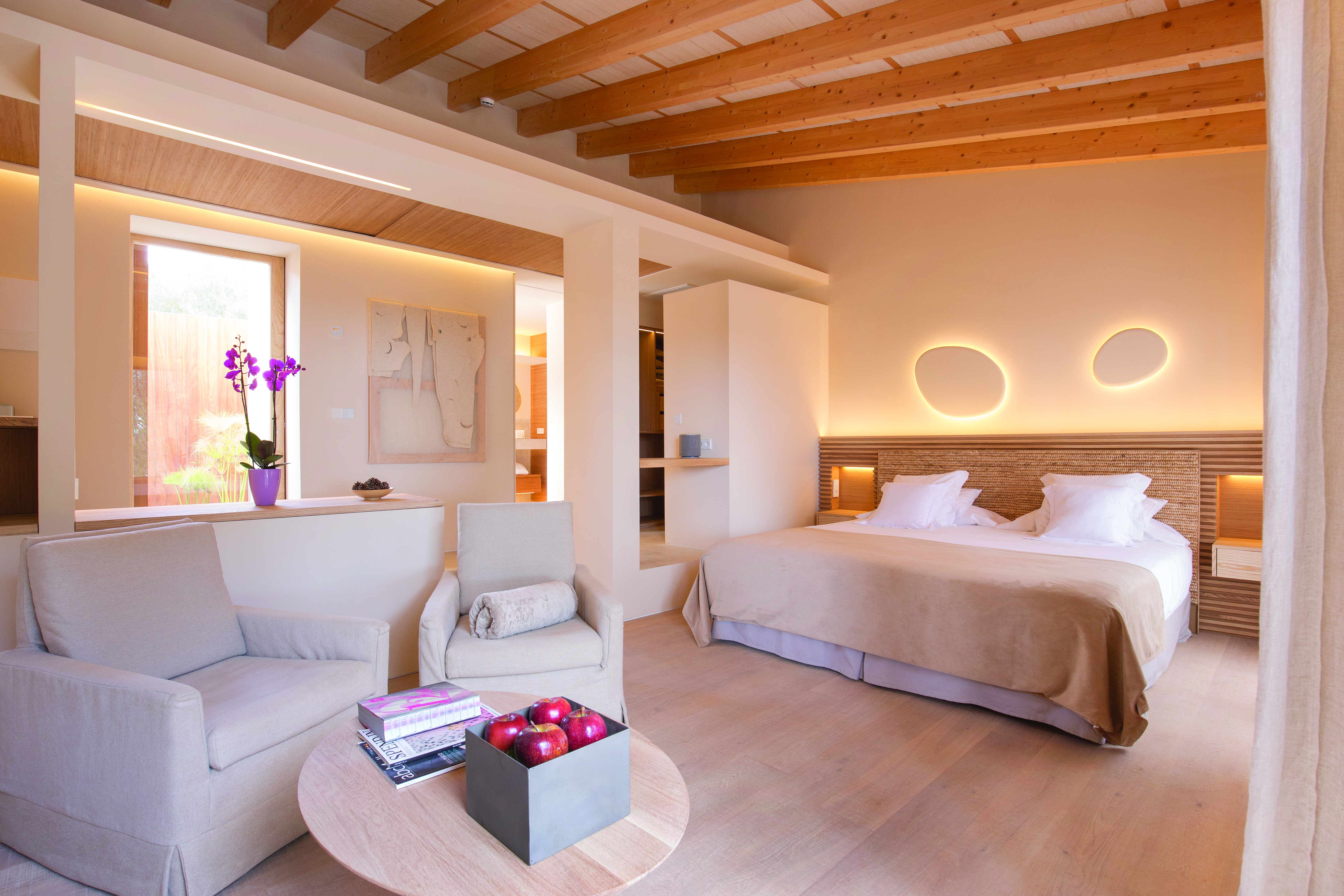 Pleta de Mar Mallorca concierge suite bed armchairs abstract artwork chic modern décor