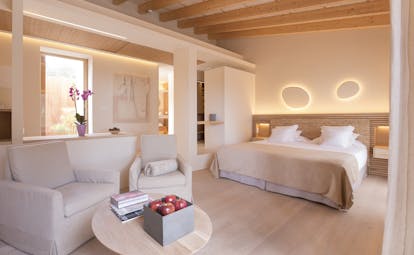 Pleta de Mar Mallorca concierge suite bed armchairs abstract artwork chic modern décor
