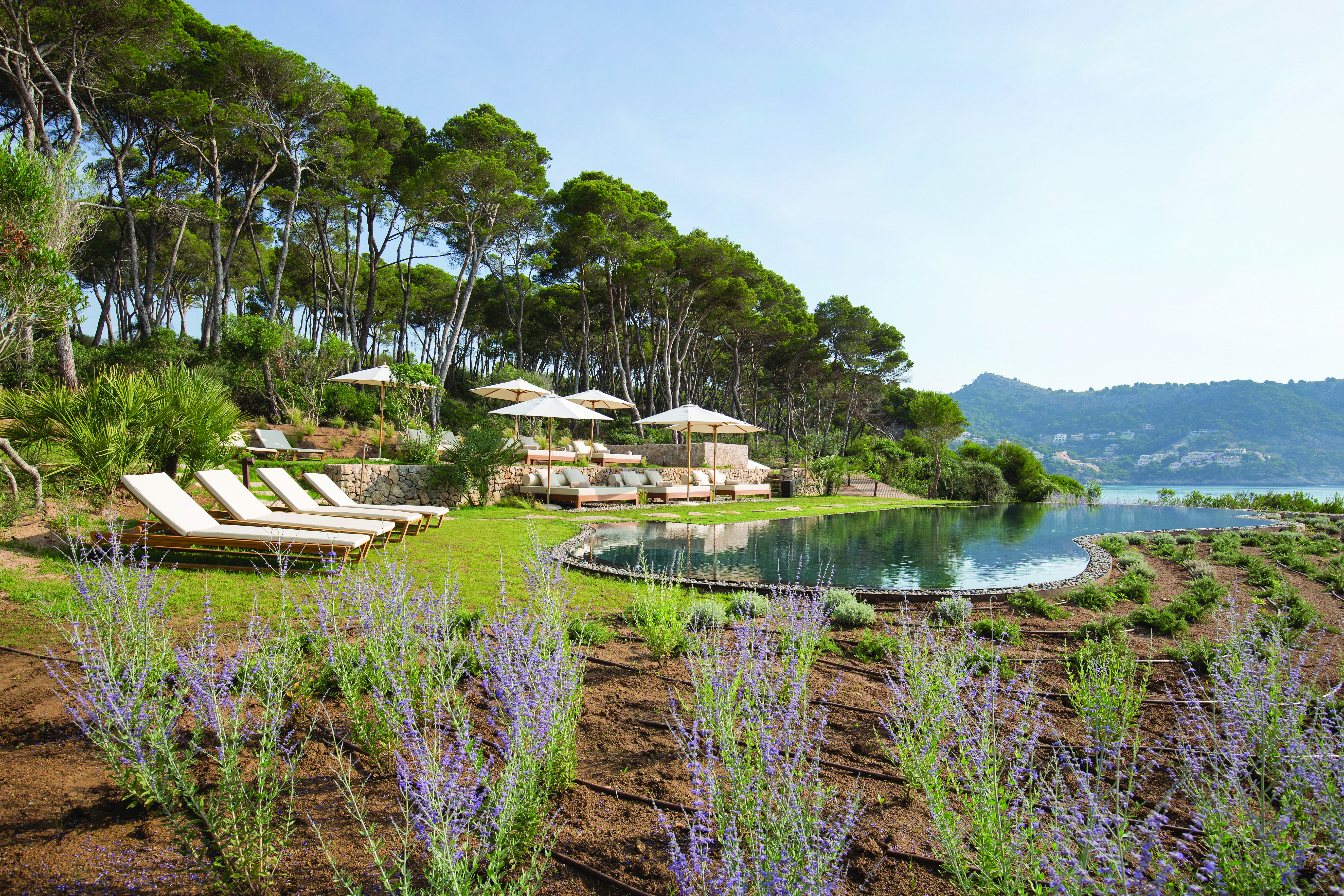 Pleta de Mar Mallorca infinity pool sun loungers umbrellas overlooking sea