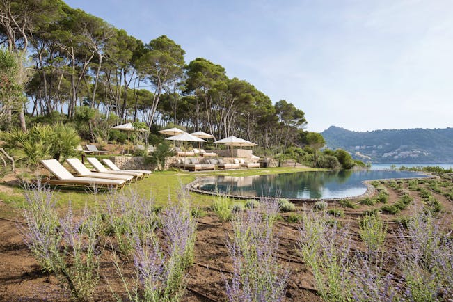 Pleta de Mar Mallorca infinity pool sun loungers umbrellas overlooking sea