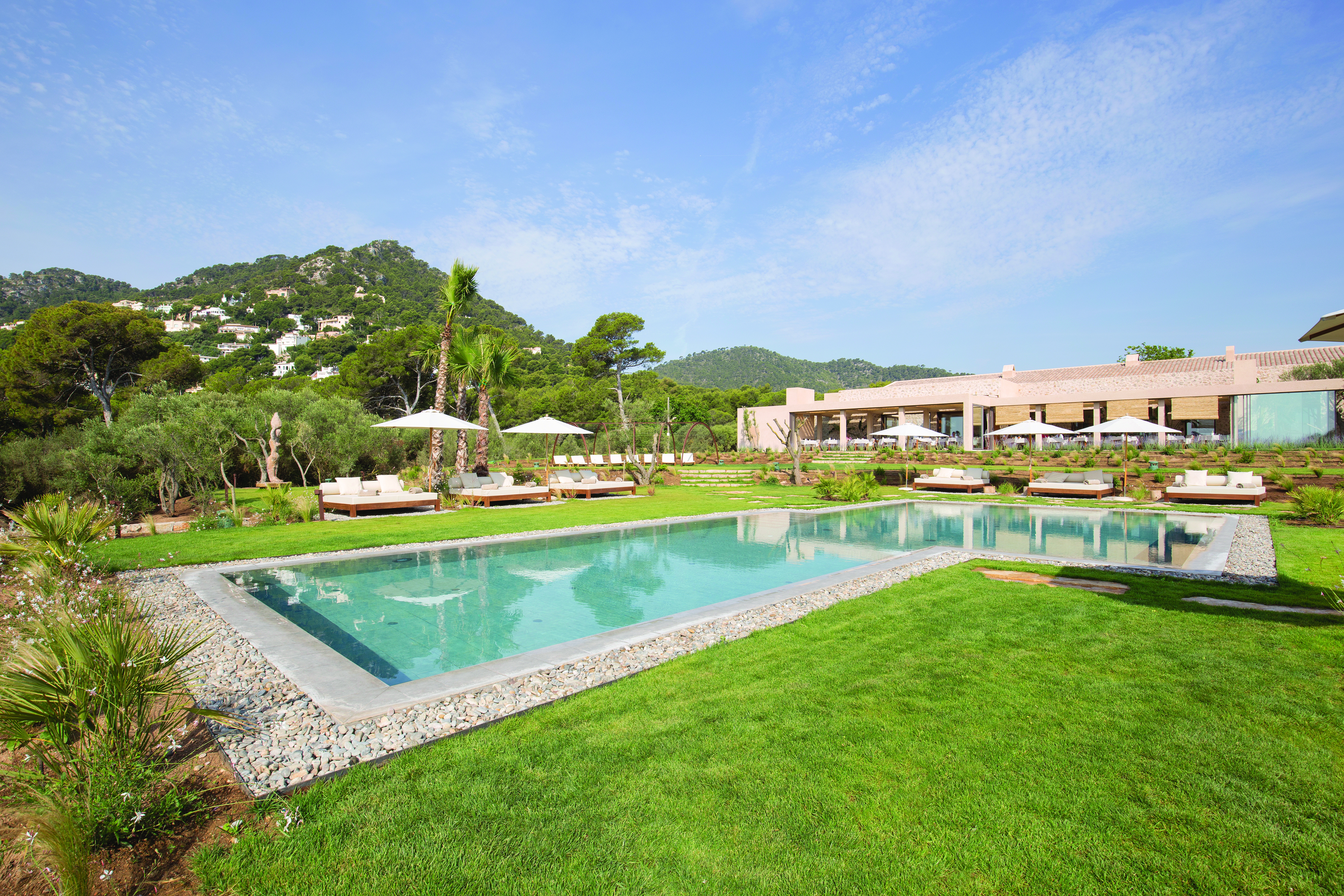 Pleta de Mar Mallorca pool sun loungers umbrellas lawns