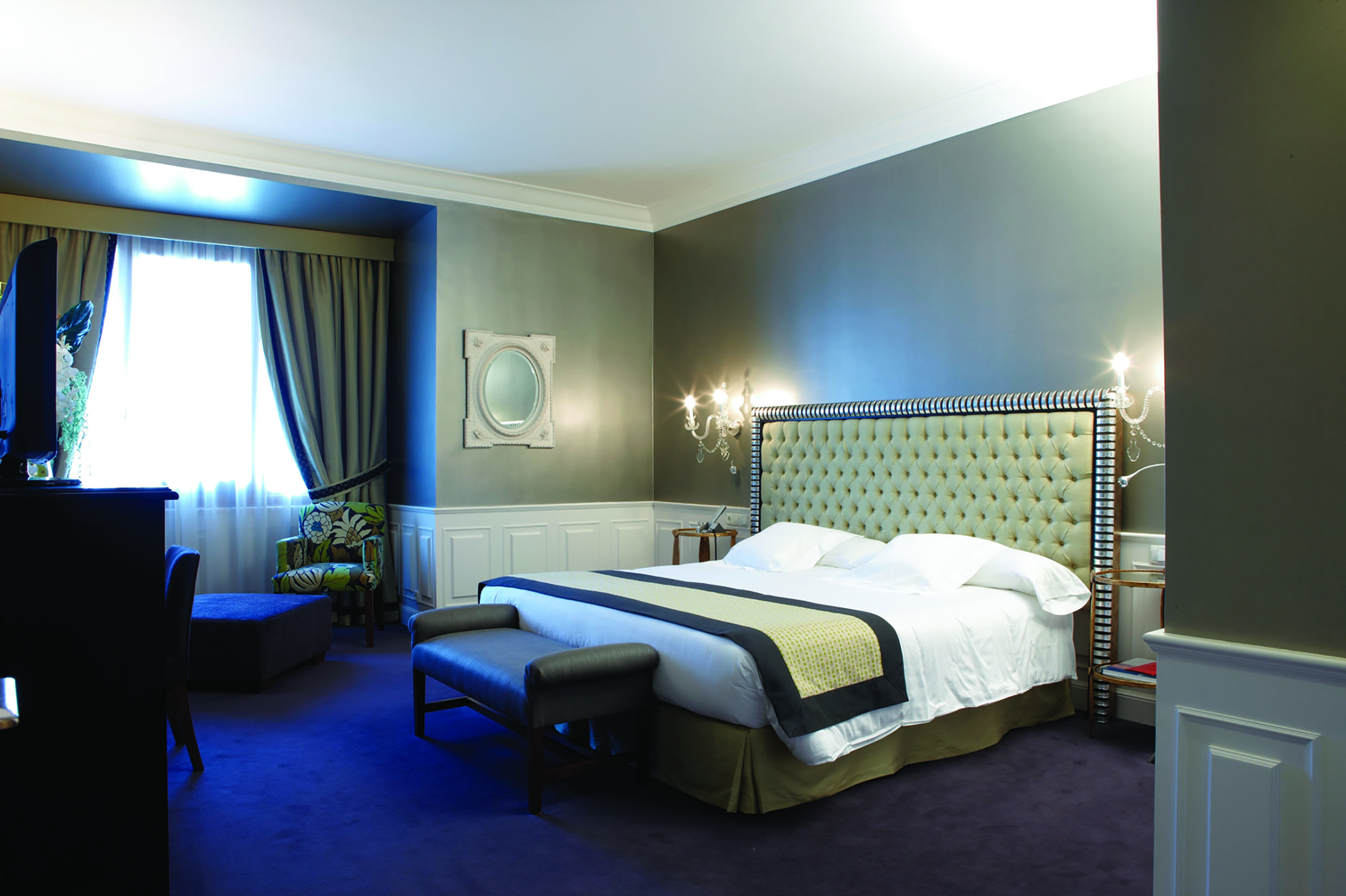 Hotel Carlton Bilbao junior suite bedroom bed ornate décor