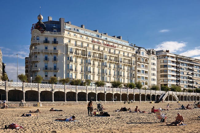 Hotel de Londres y de Ingleterra Basque exterior hotel building beach in foreground