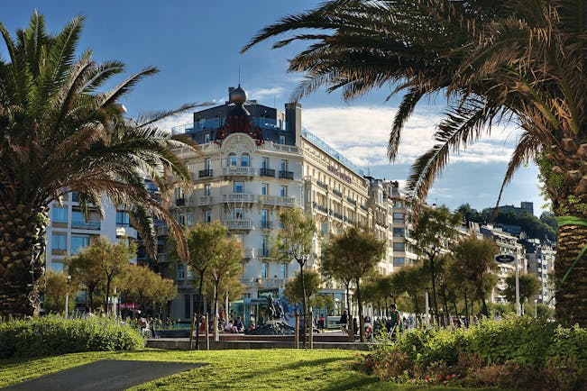 Hotel de Londres y de Ingleterra Basque exterior view from gardens 