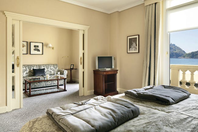 Hotel de Londres y de Ingleterra Basque suite living area bedroom sea view
