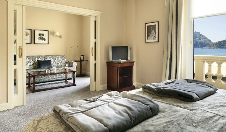 Hotel de Londres y de Ingleterra Basque suite living area bedroom sea view