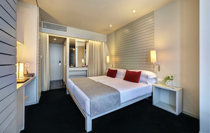 Hotel Miro Bilbao urban double room bed en suite bathroom modern décor