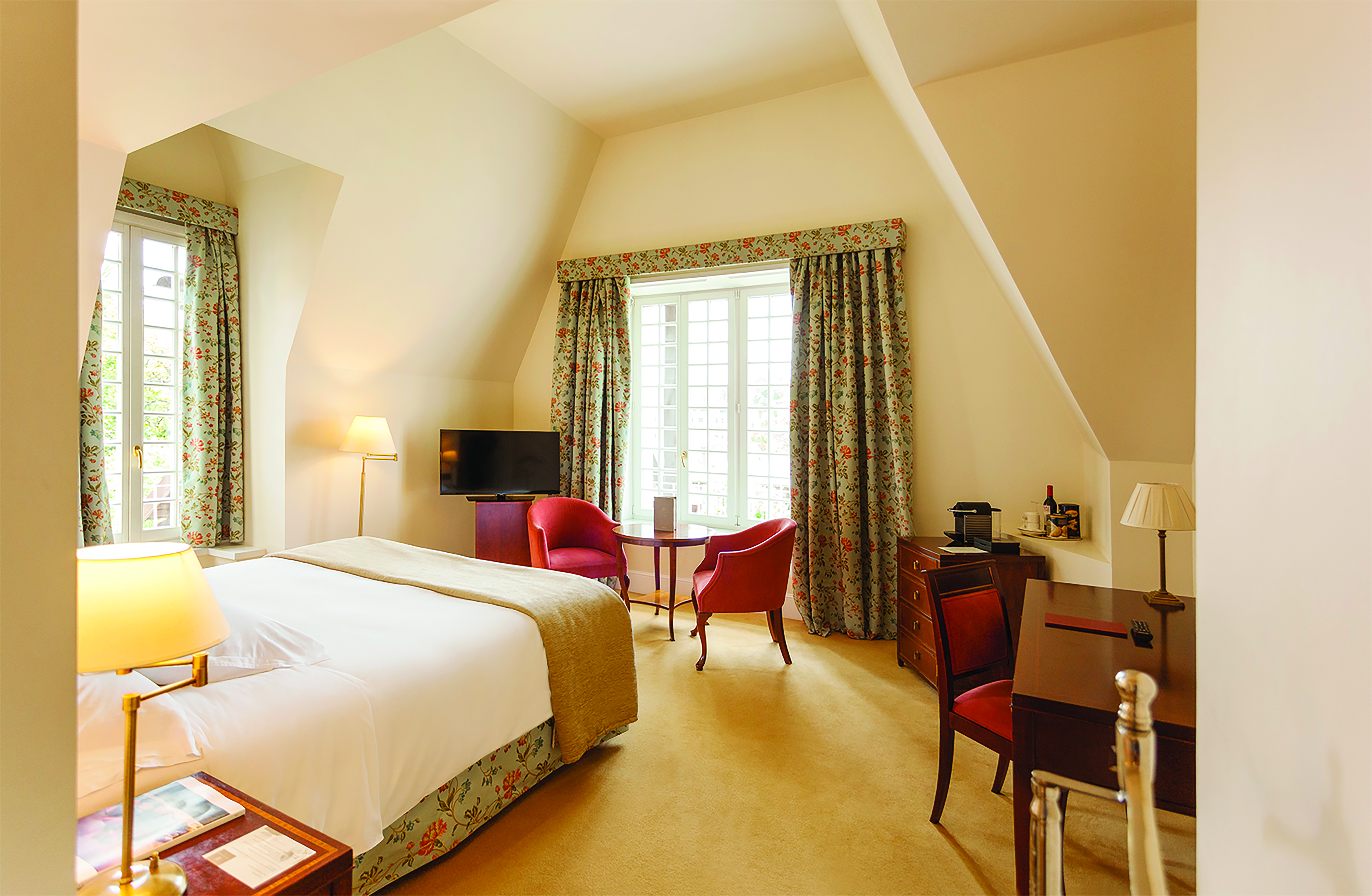 Villa Soro Basque deluxe villa bedroom  seating modern décor