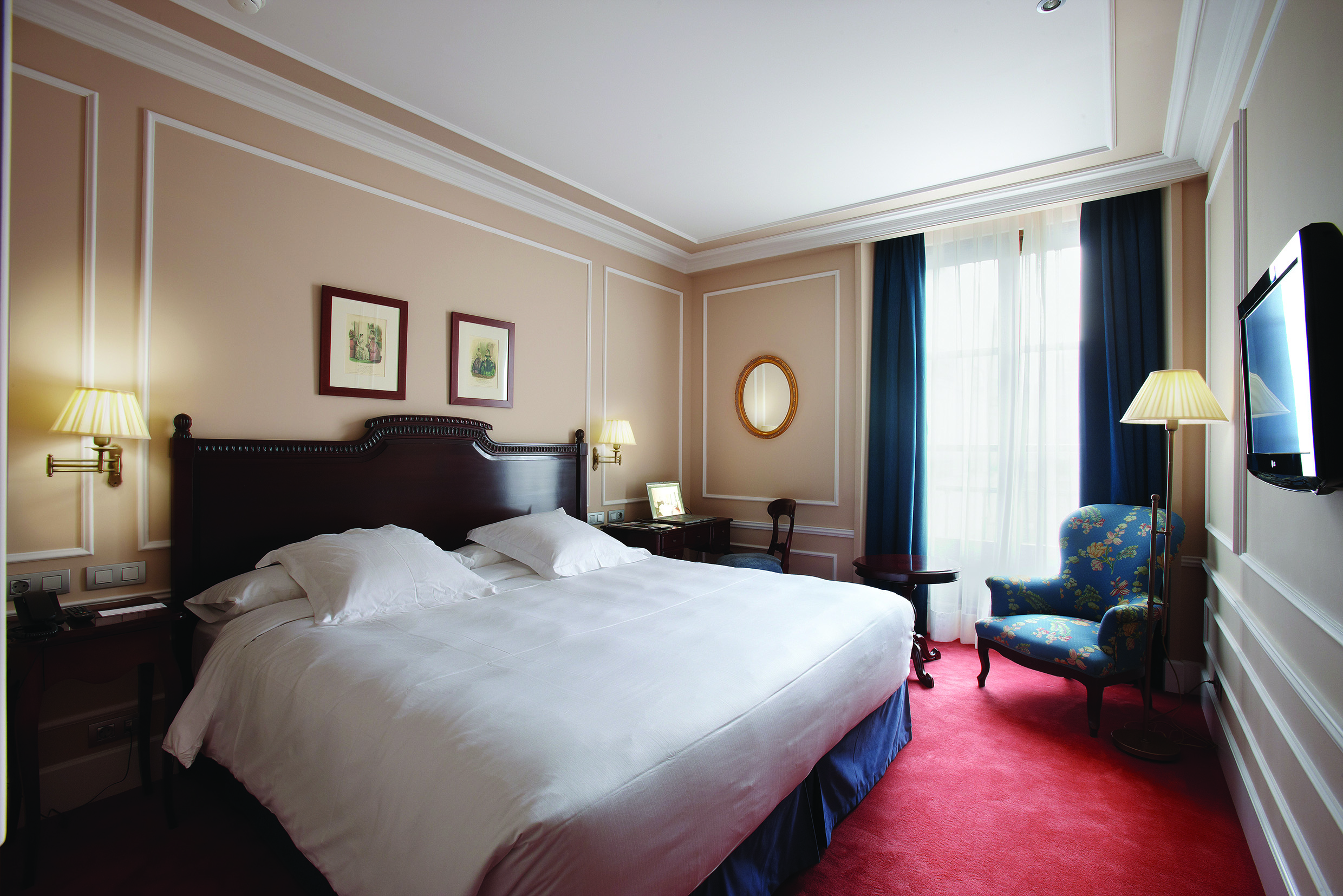 Palacio Guendulain Basque classic double toom bed arm chair traditional décor