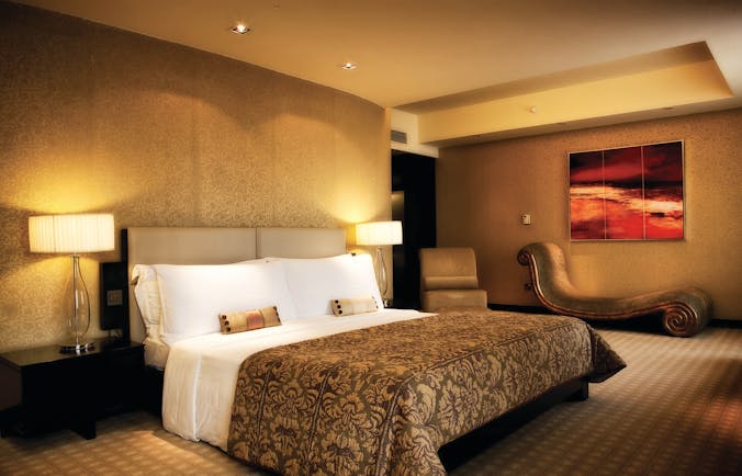 Cinnamon Grand Sri Lanka presidential suite bedroom bed chaise longue ornate décor