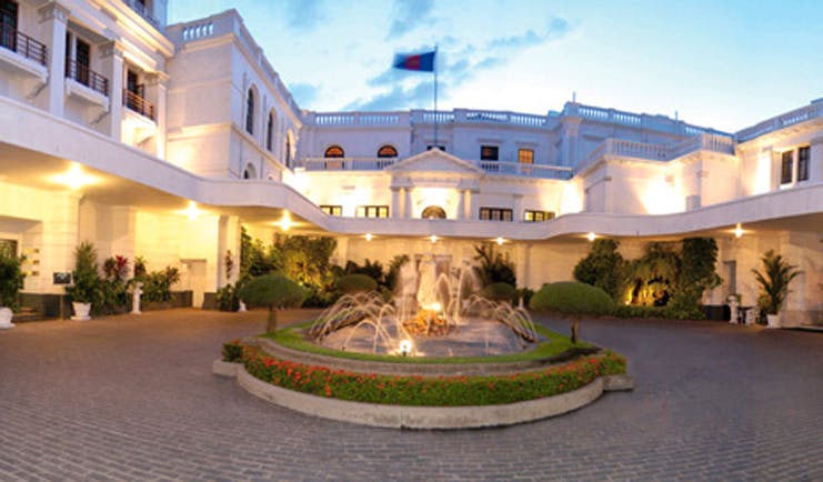 Mount Lavinia Hotel Sri Lanka courtyard panorama white hotel courtyard cobbles fountain