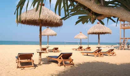 Mount Lavinia Hotel Sri Lanka paradise beach sun loungers beach volleyball 