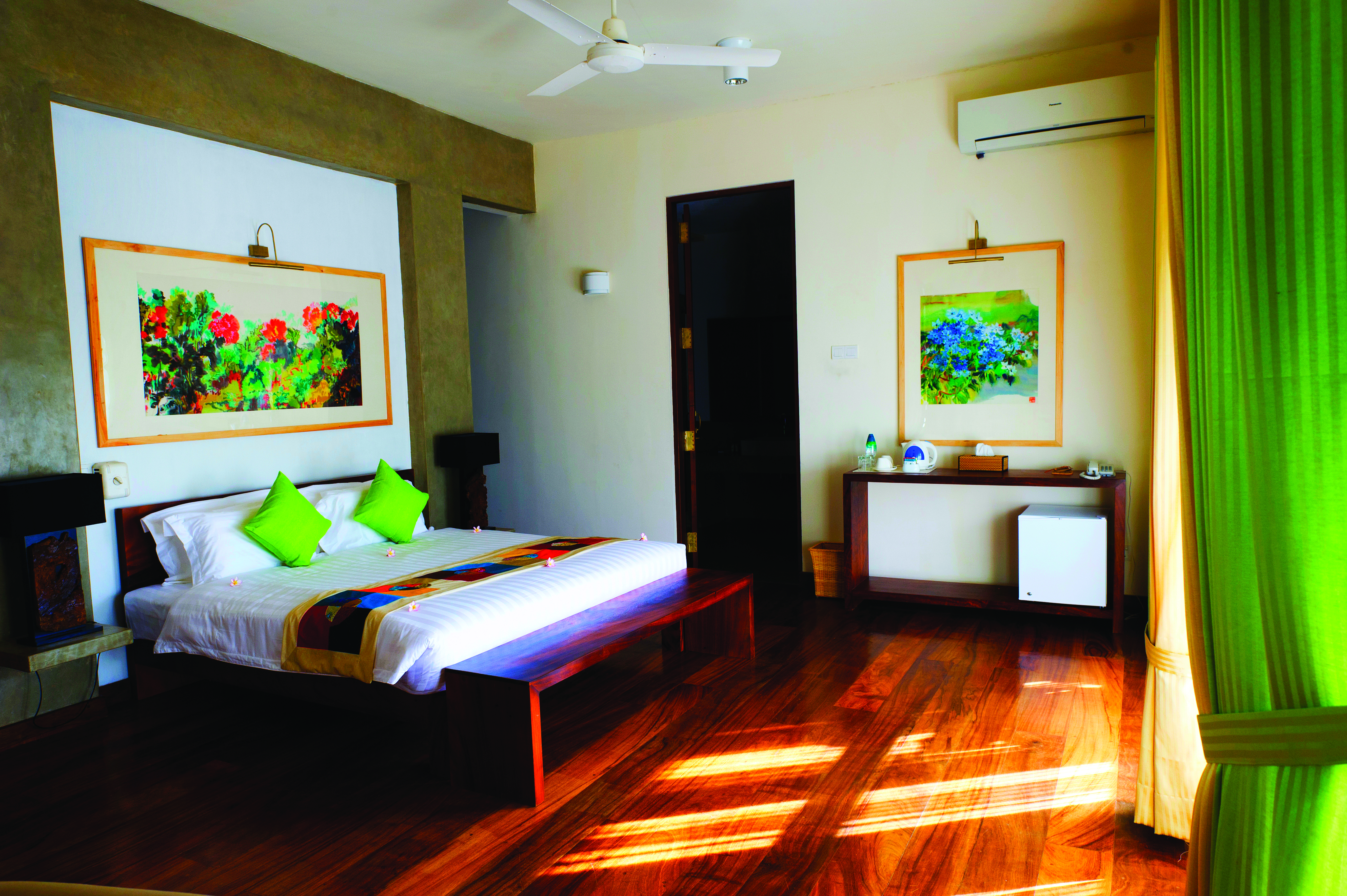 Zylan Sri Lanka executive room bed furniture bright modern décor