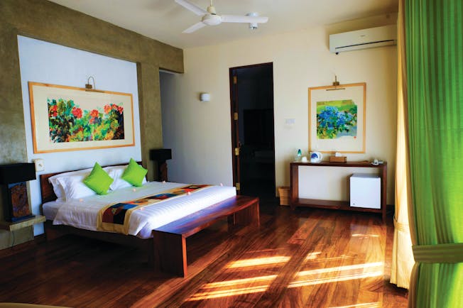 Zylan Sri Lanka executive room bed furniture bright modern décor