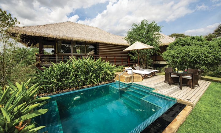 Ulagalla Resort villa pool, private pool and garden, terrace area, umbrella, table
