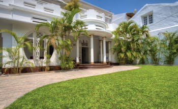 Deco On 44 Sri Lanka exterior hotel building colonial style architecture lawn trees