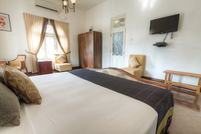 Deco On 44 Sri Lanka guestroom bed armchair elegant décor