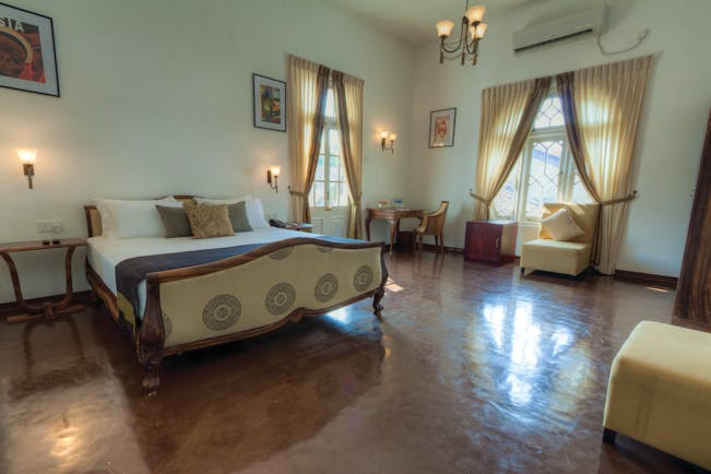 Deco On 44 Sri Lanka junior suite bed armchair desk elegant décor