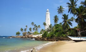 Dondra lighthouse on the South Coast, white lighthouse, palm trees, sand, ocean