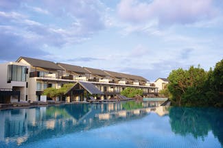 Jetwing Yala exterior, hyotel building, swimming pool, trees