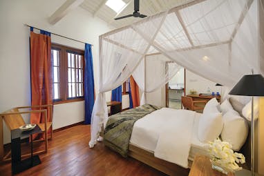 The Fort Printers new wing room, canopied bed, en suite bathroom, modern clean decor