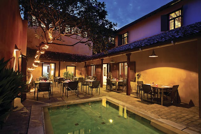 The Fort Printers pool in hotel courtyard, overlooked by outdoor dining area