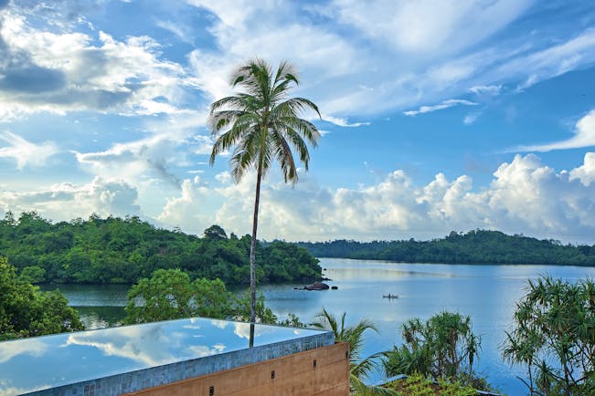 Tri Lanka Sri Lanka infinity pool overlooking lake