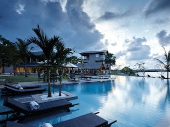 Aramanthe Bay Sri Lanka pool sun loungers palm trees infinity pool