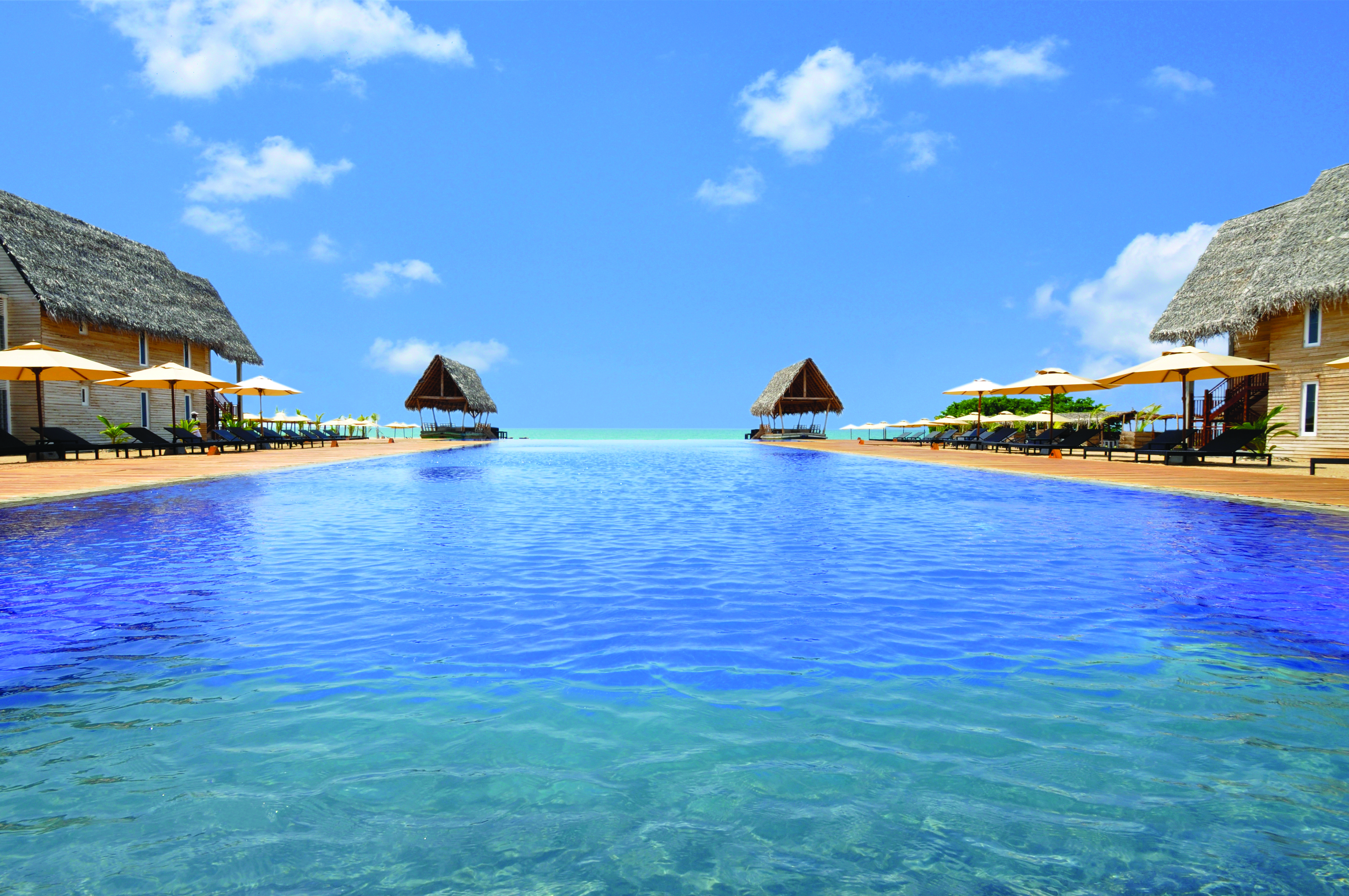 Maalu Maalu Sri Lanka infinity pool sun loungers umbrellas ocean views 