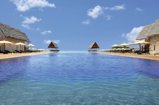 Maalu Maalu Sri Lanka infinity pool sun loungers umbrellas ocean views 