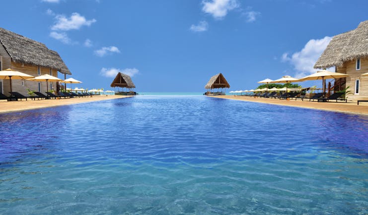 Maalu Maalu Sri Lanka infinity pool sun loungers umbrellas ocean views 