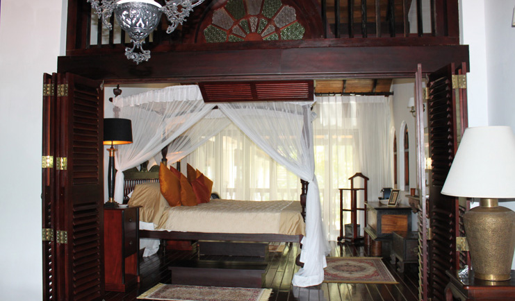 Clingendael Sri Lanka master bedroom four poster bed chandelier 