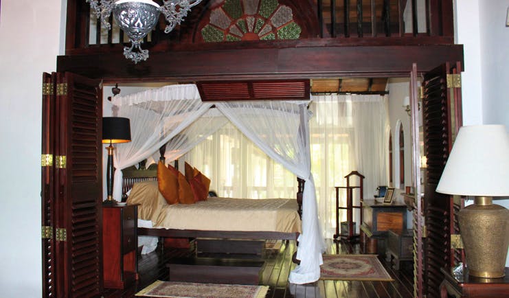 Clingendael Sri Lanka master bedroom four poster bed chandelier 