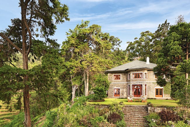 Jetwing Warwick Gardens exterior, hotel building set in gardens with lawns and trees