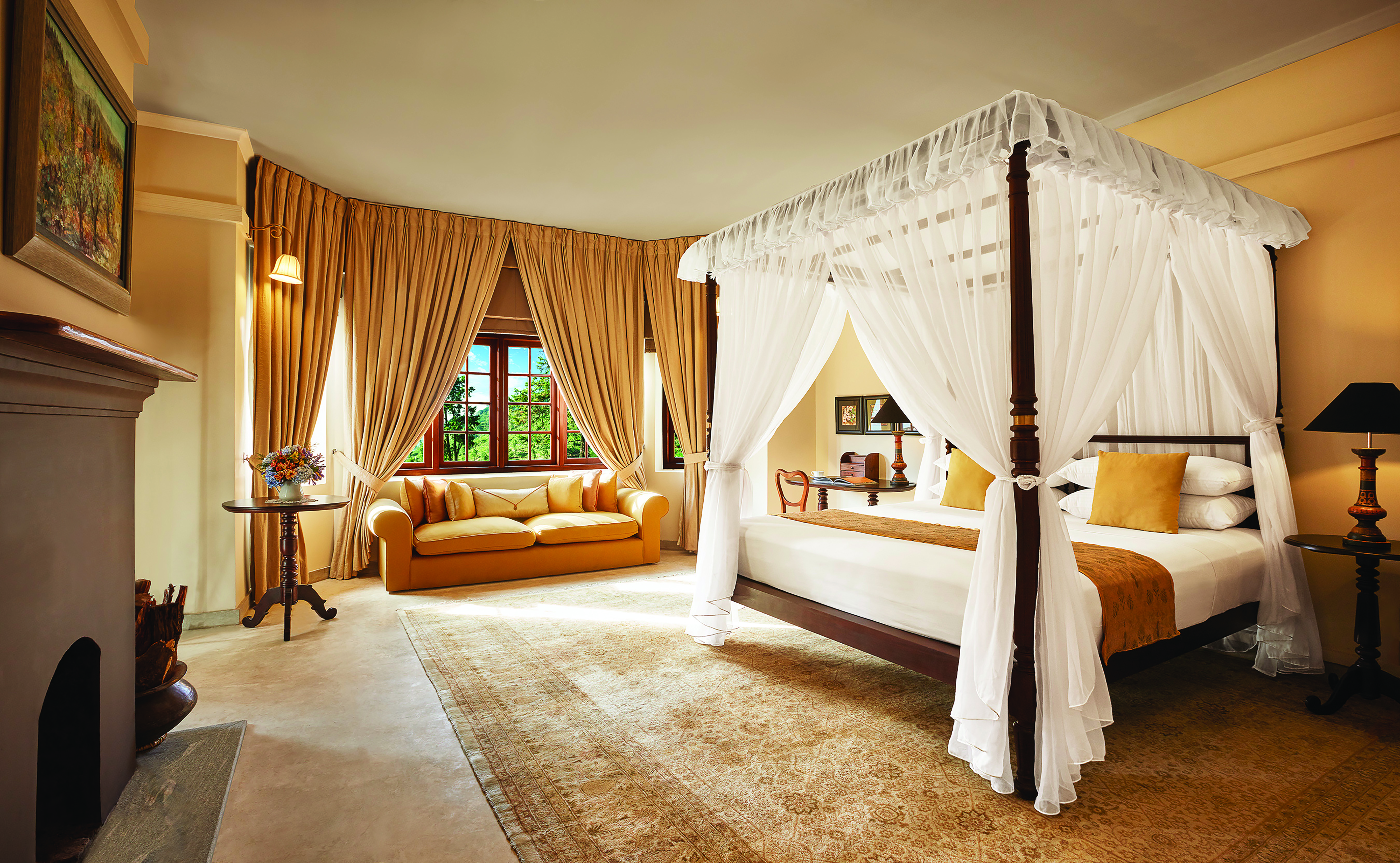 Jetwing Warwick Gardens master room, canopied bed, sofa, elegant moderrn decor