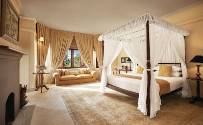 Jetwing Warwick Gardens master room, canopied bed, sofa, elegant moderrn decor