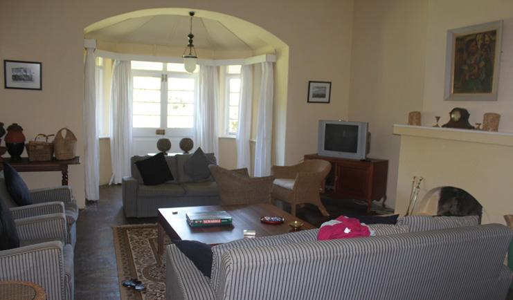 Kirchhayn Bungalow Sri Lanka lounge sofas traditional decor bay window fireplace